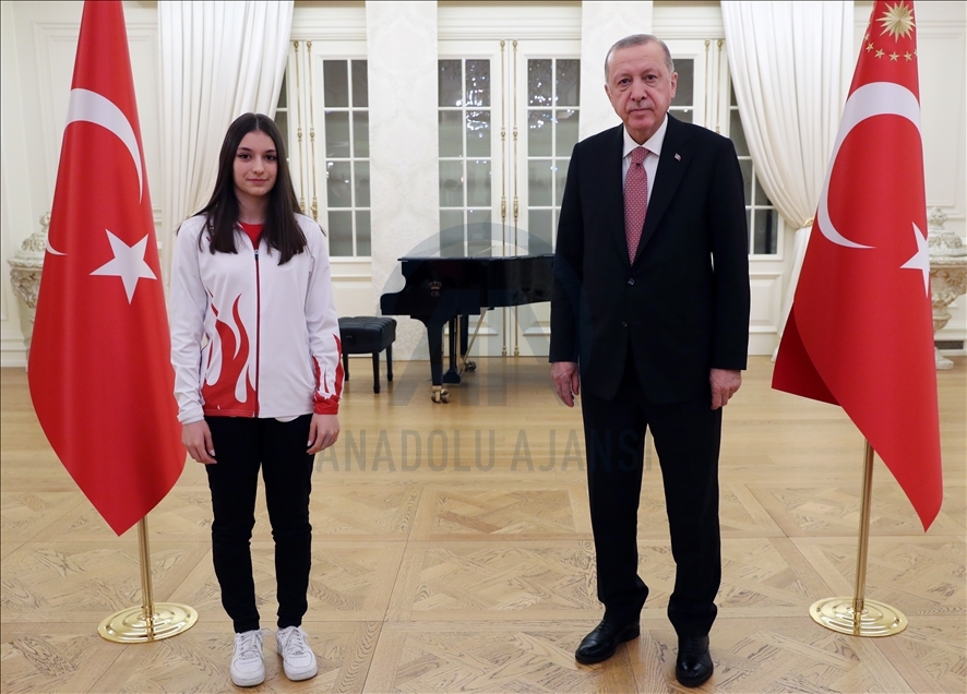 Cumhurbaşkanı Erdoğan, bu yıl Avrupa ve Dünya şampiyonalarında madalya kazanan milli sporcularla iftar yaptı