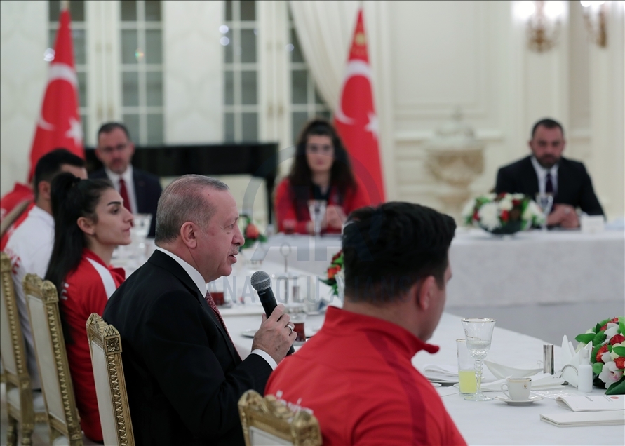 أردوغان يقيم مأدبة إفطار لرياضيين فازوا ببطولات عالمية
