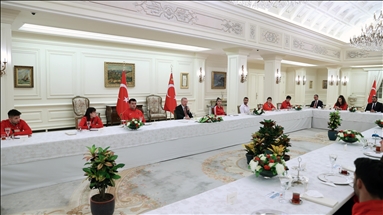 Cumhurbaşkanı Erdoğan, bu yıl Avrupa ve Dünya şampiyonalarında madalya kazanan milli sporcularla iftar yaptı