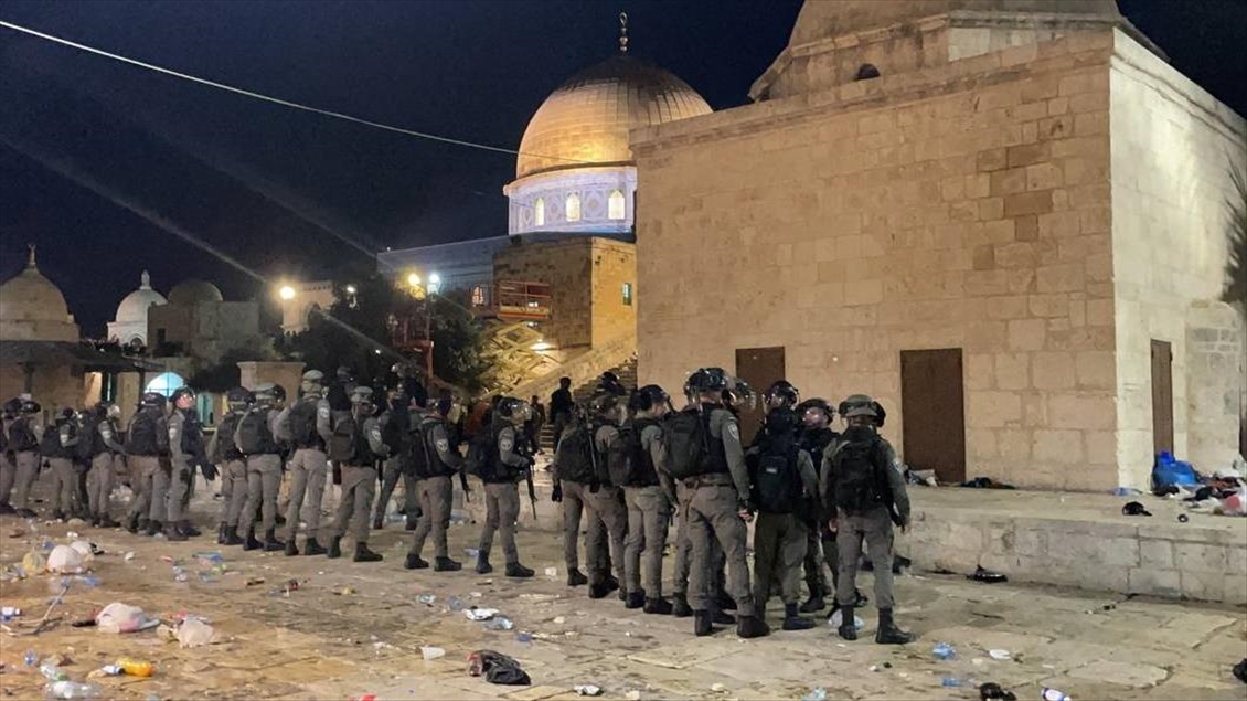 Israeli police enter Al-Aqsa Mosque in Jerusalem