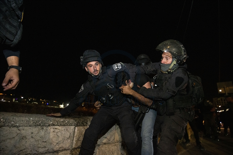 İsrail polisi, Doğu Kudüs’te Filistinli ailenin evine zorla girdi