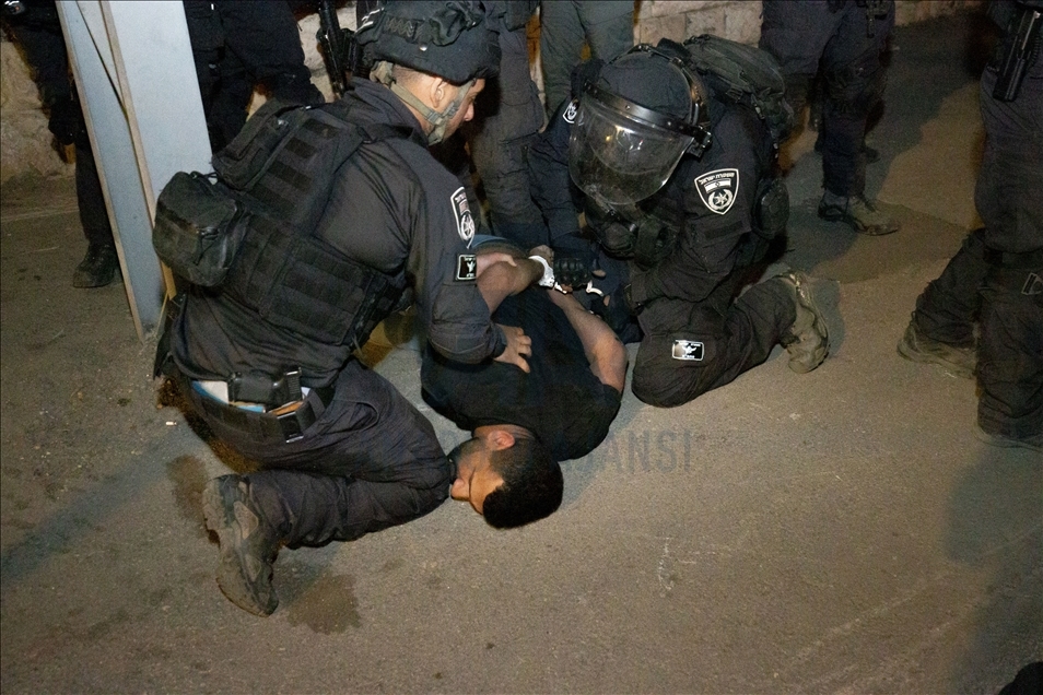 İsrail polisi, Doğu Kudüs’te Filistinli ailenin evine zorla girdi