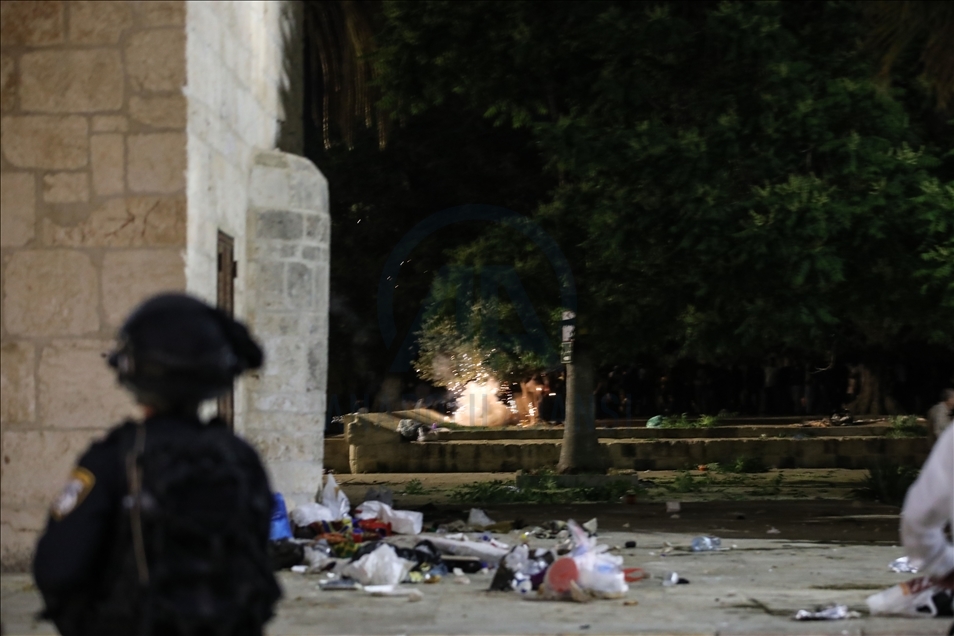 İsrail polisi Mescid-i Aksa’da namaz kılan cemaate saldırdı