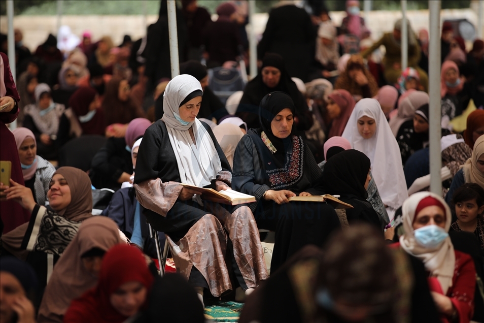 70 ألفا أدوا صلاة الجمعة الاخيرة من رمضان في "الأقصى"