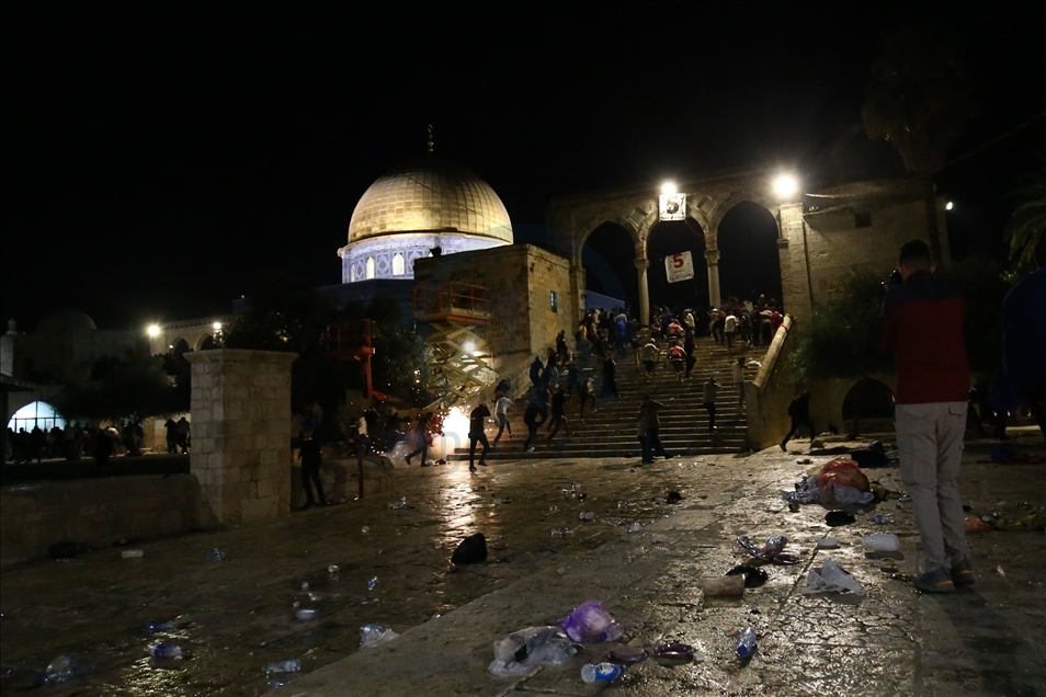 İsrail polisi Mescid-i Aksa’da namaz kılan cemaate saldırdı