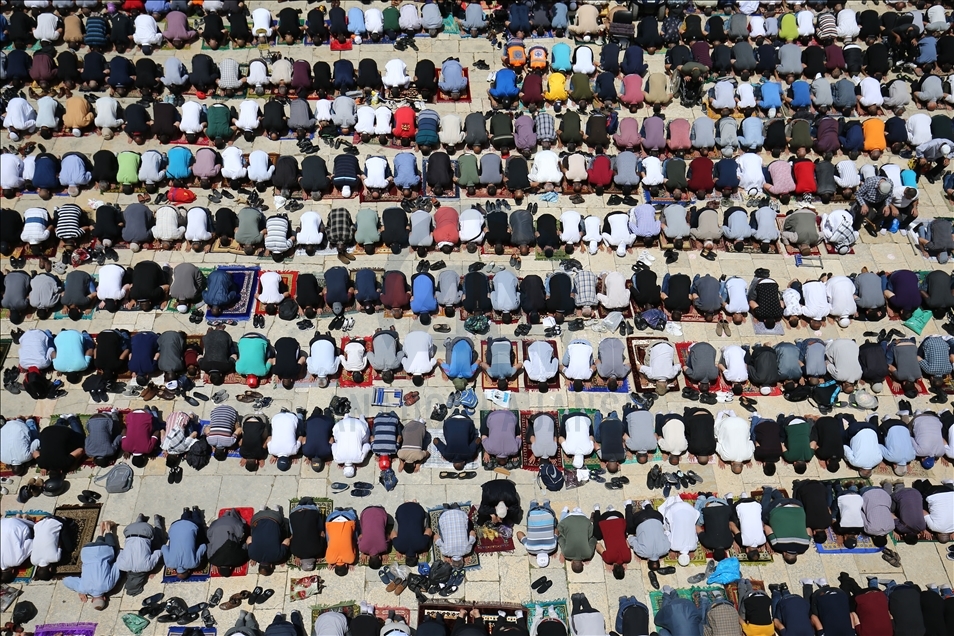70 ألفا أدوا صلاة الجمعة الاخيرة من رمضان في "الأقصى"