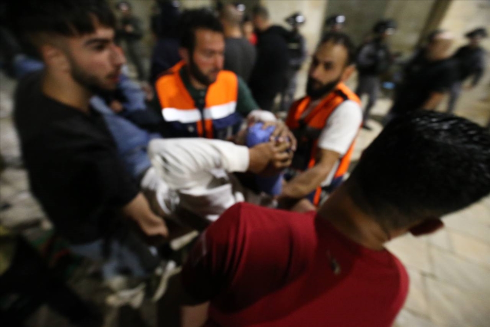 Israeli police enter Al-Aqsa Mosque in Jerusalem