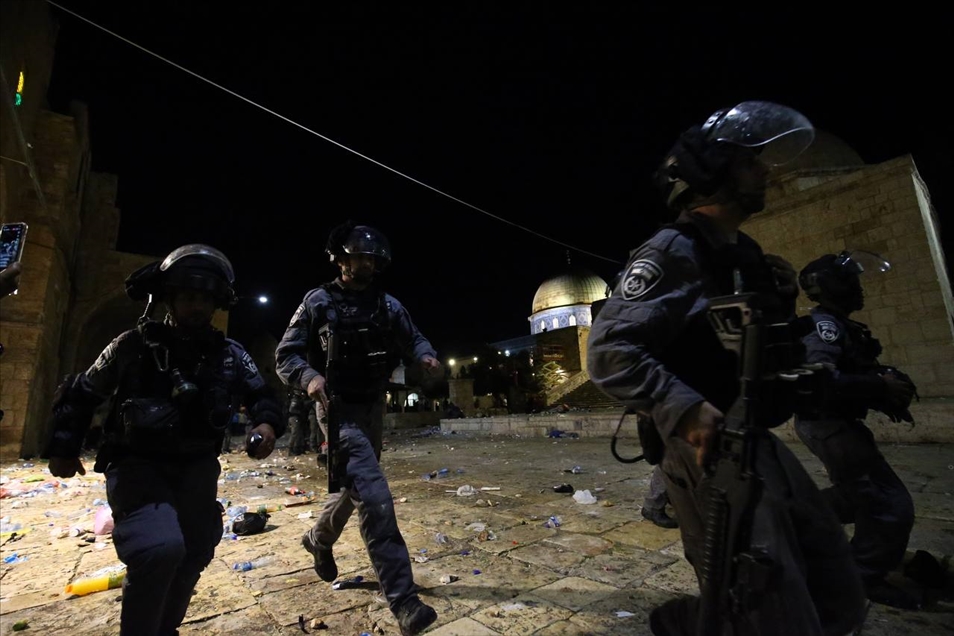 Israeli police enter Al-Aqsa Mosque in Jerusalem