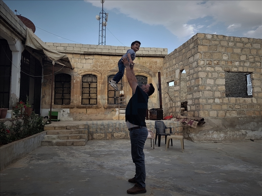 YPG/PKK'dan temizlenen Afrin'e dönen Halil ailesi yıllar sonra evlerinde ilk ramazanın mutluluğunu yaşıyor