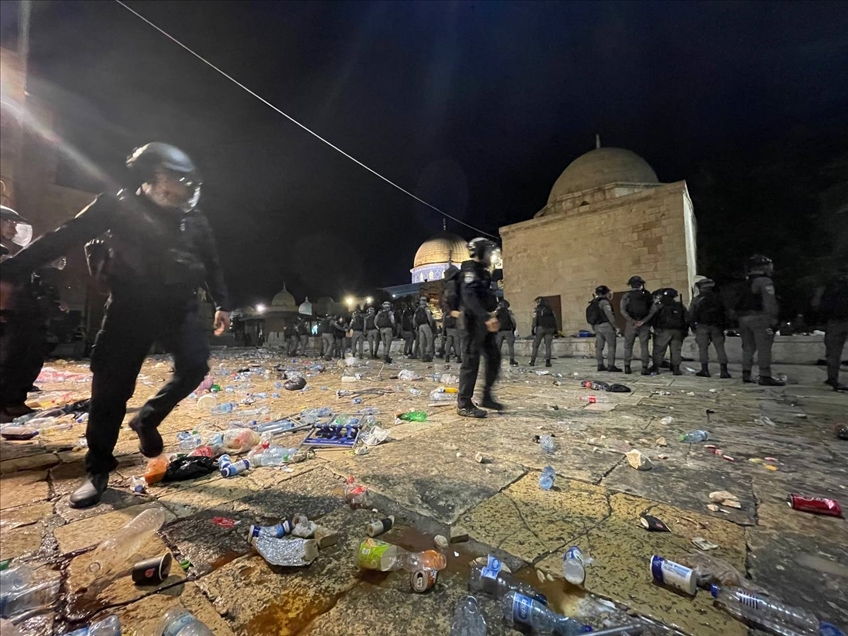 Israeli police enter Al-Aqsa Mosque in Jerusalem