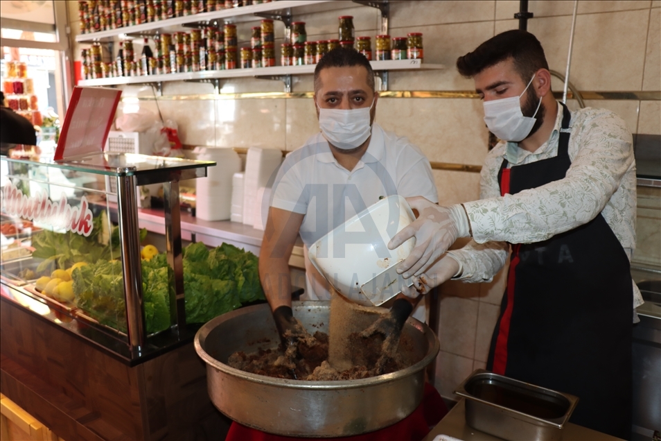 Ecîna bêgoşt a li ser navê Adiyemanê tescîlkirî sifreyên fitarê xweş dike