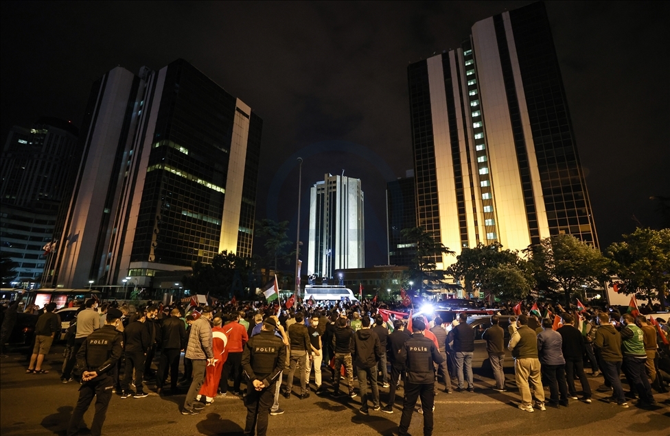 İsrail'in İstanbul Başkonsolosluğu önünde bir grup, Mescid-i Aksa saldırısını protesto etti