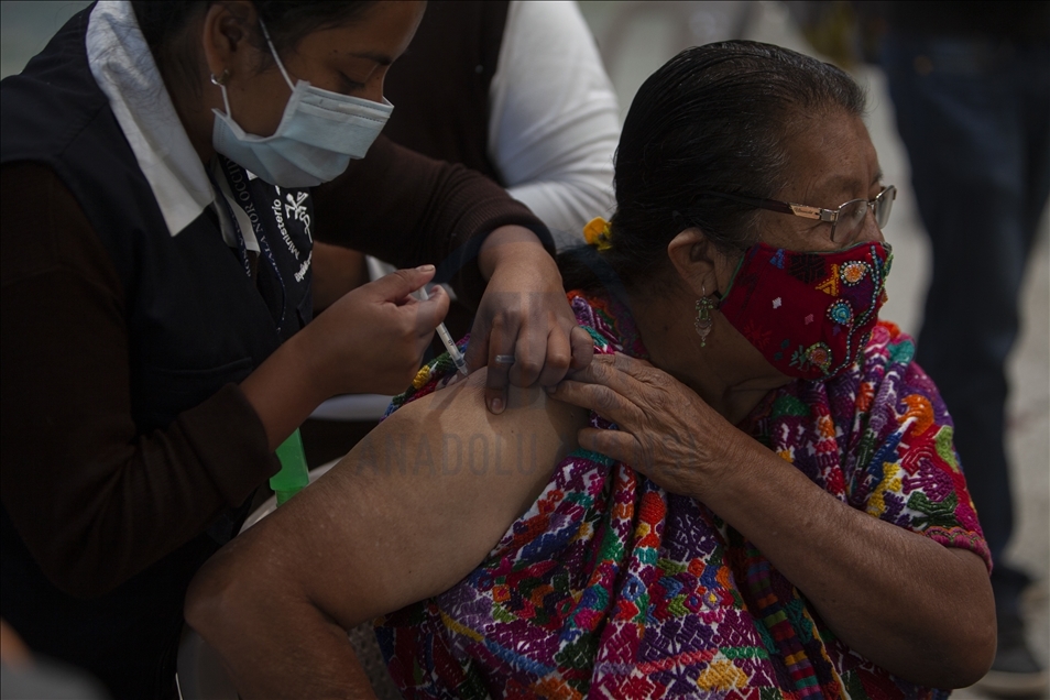 Vaccination of seniors in Guatemala