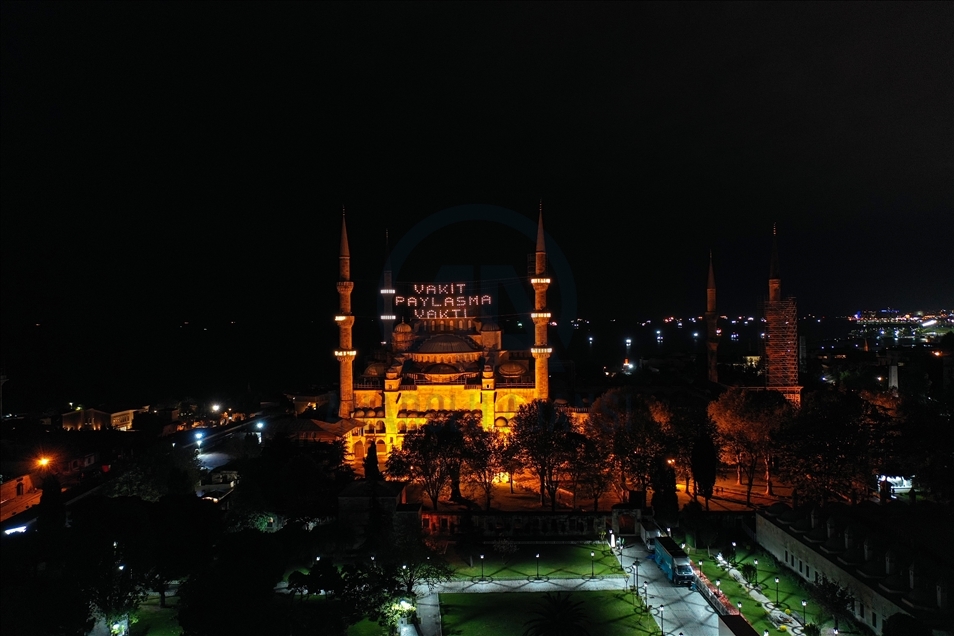 İstanbul'da Kadir Gecesi'nde camiler mahyalarla aydınlandı