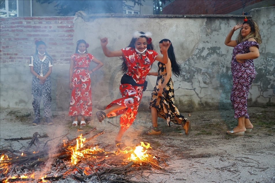 Romani people in Turkey celebrate Kakava
