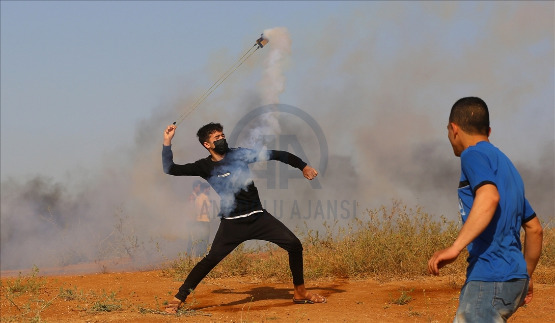تضامنا مع "الأقصى".. شبان يتظاهرون قرب حدود غزة مع إسرائيل