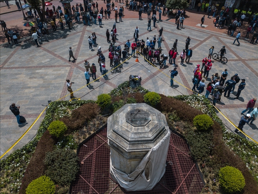 Estatua del conquistador español Gonzalo Jiménez de Quesada fue derribada por un grupo de manifestantes indígenas en Bogotá