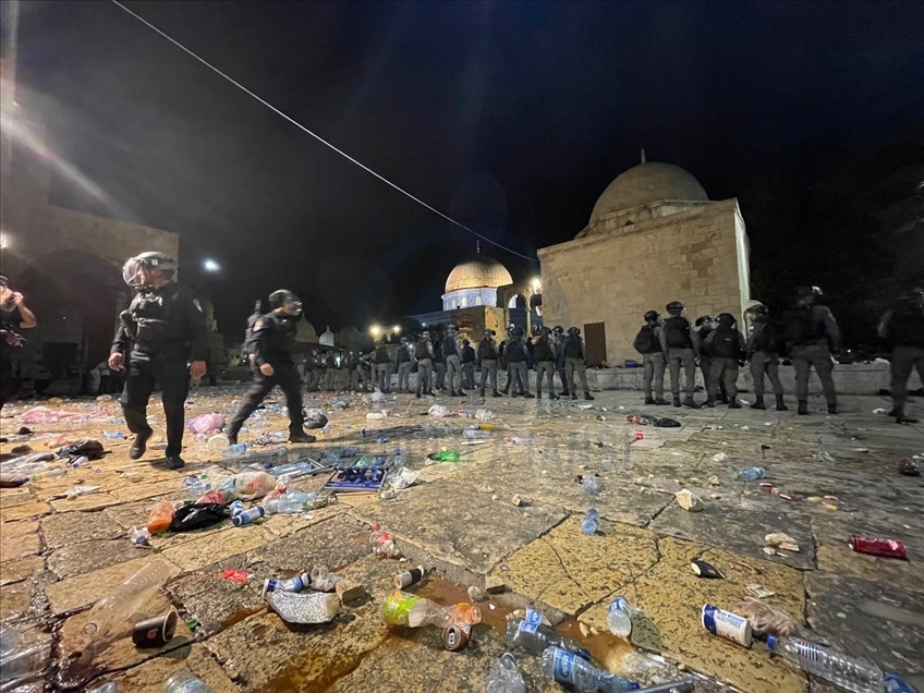 Israeli police enter Al-Aqsa Mosque in Jerusalem