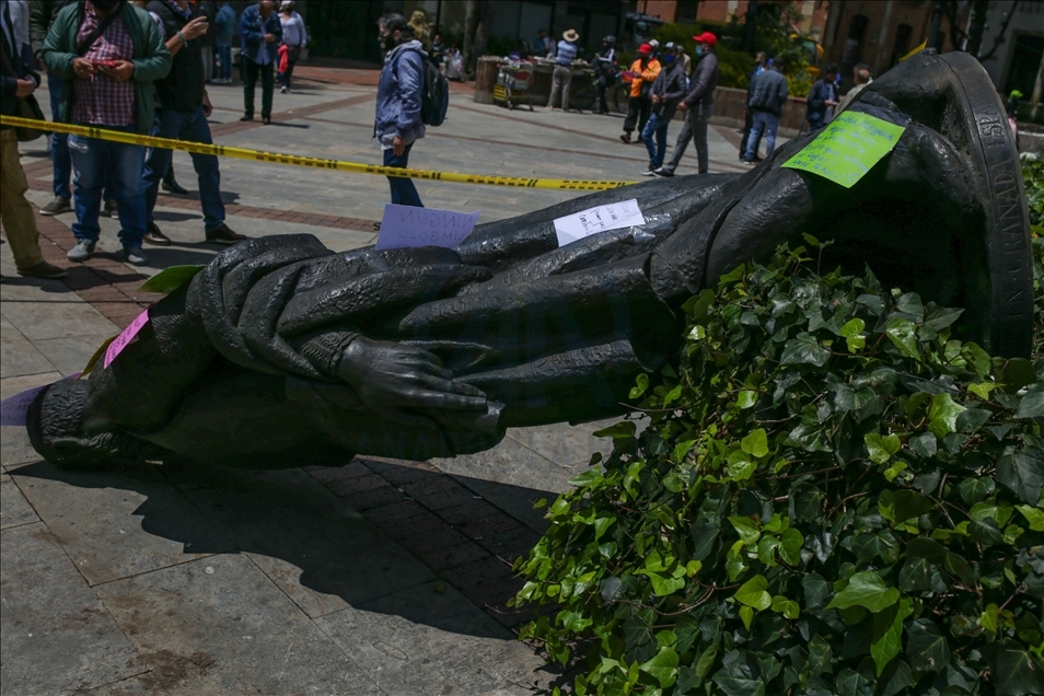 Estatua de conquistador español Gonzalo Jiménez de Quesada es derribada por un grupo de indígenas en Bogotá