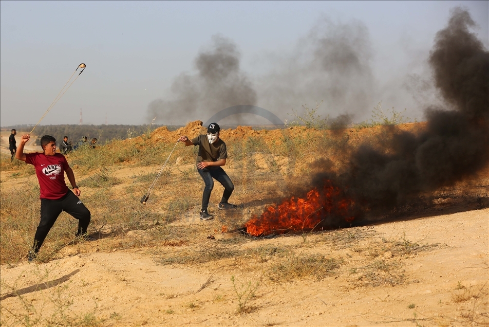 تضامنا مع "الأقصى".. شبان يتظاهرون قرب حدود غزة مع إسرائيل