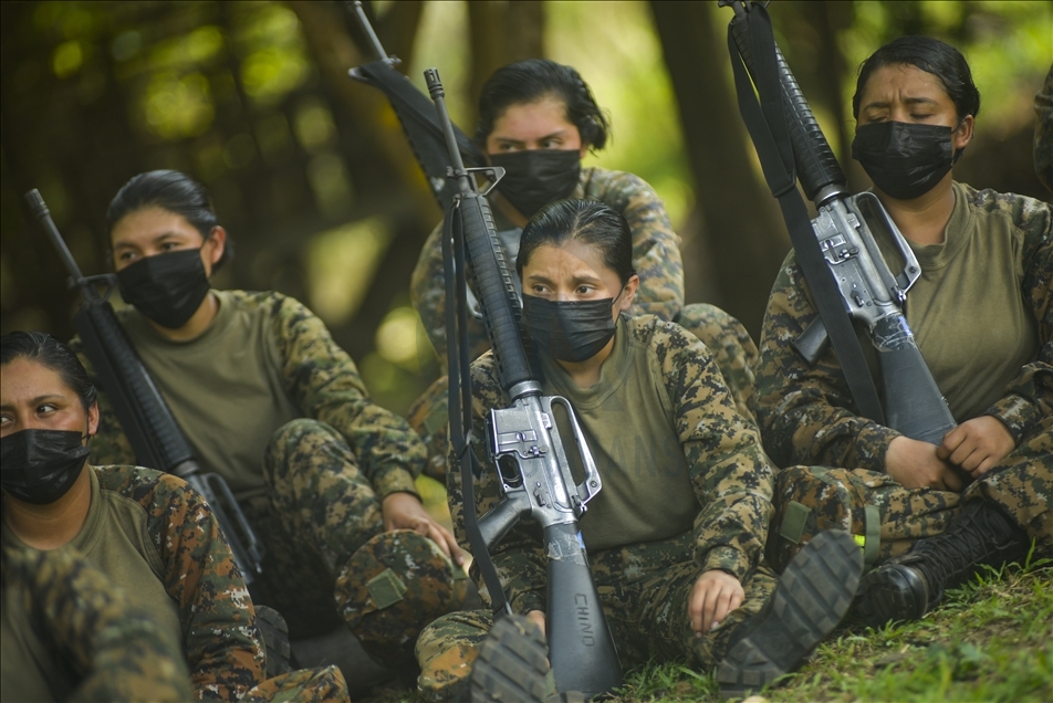 Salvadoran female soldiers' military training
