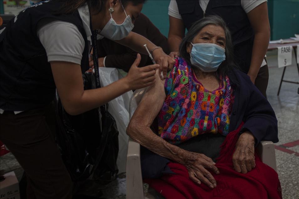 Guatemala'da yaşlı vatandaşlar Kovid-19'a karşı aşılandı