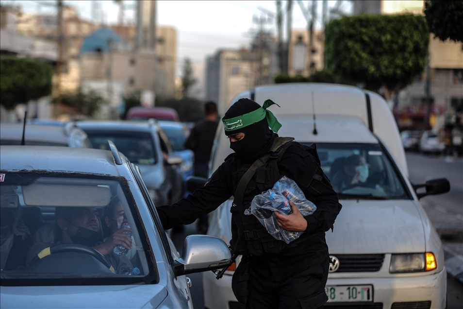 غزة.. "كتائب القسام" توزع وجبات إفطار على الصائمين