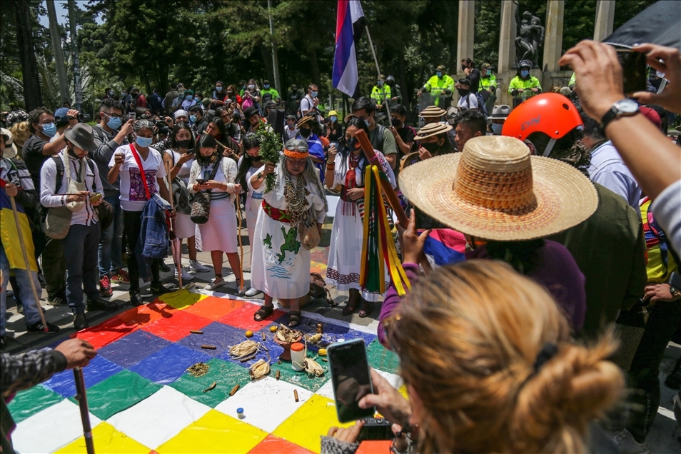 Estatua de conquistador español Gonzalo Jiménez de Quesada es derribada por un grupo de indígenas en Bogotá