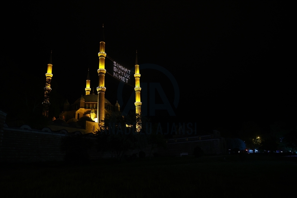 Selimiye Camisi'nde gerçekleştirilen Kadir Gecesi programı sosyal medyadan canlı yayınlandı