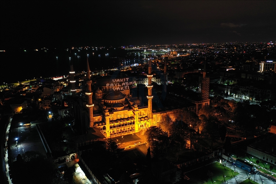 İstanbul'da Kadir Gecesi'nde camiler mahyalarla aydınlandı