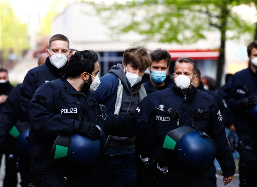 Almanya'da polis şiddeti protesto edildi