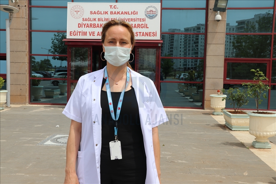 Sağlık çalışanı anneler çocuklarına doya doya sarılacakları günü iple çekiyor