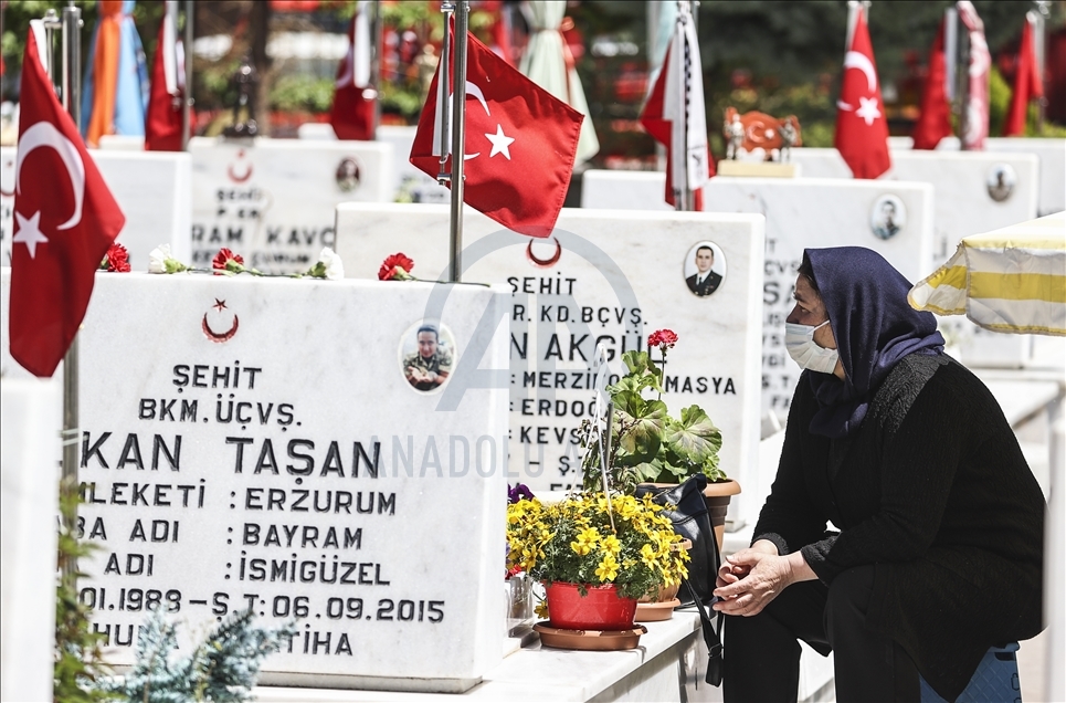 Şehit anneleri Anneler Günü'nde çocuklarının kabrini ziyaret etti