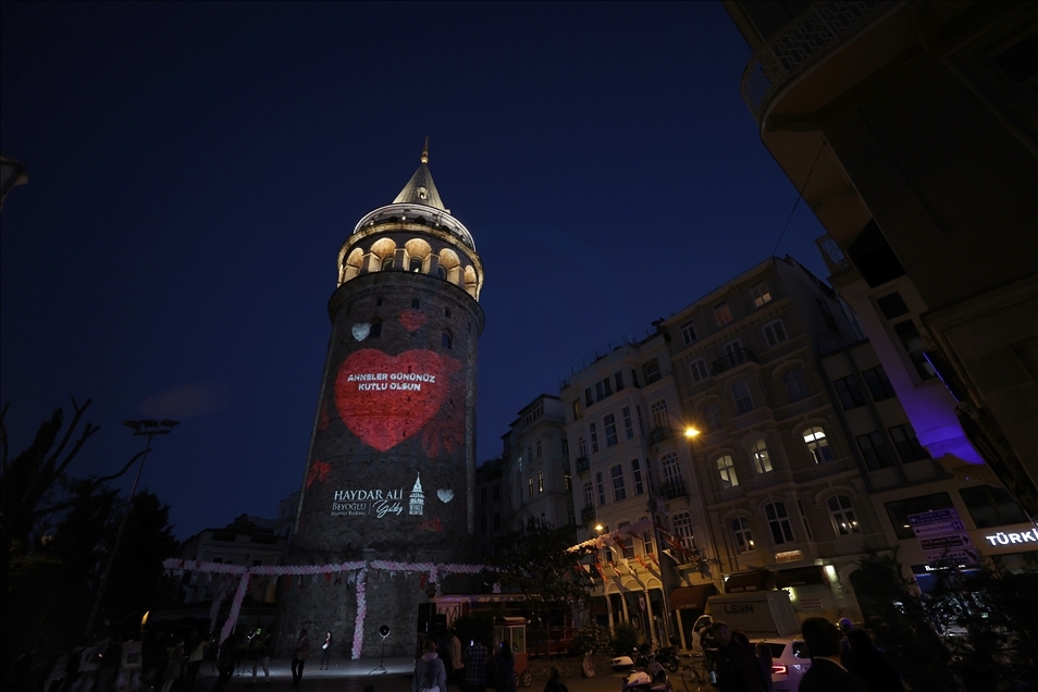 Anneler Günü, Galata Kulesi'ne yansıtılan fotoğraflarla kutlandı