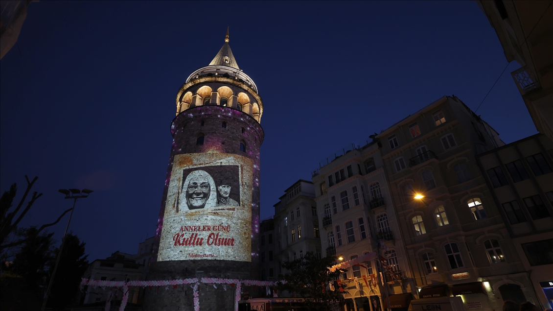 Anneler Günü, Galata Kulesi'ne yansıtılan fotoğraflarla kutlandı