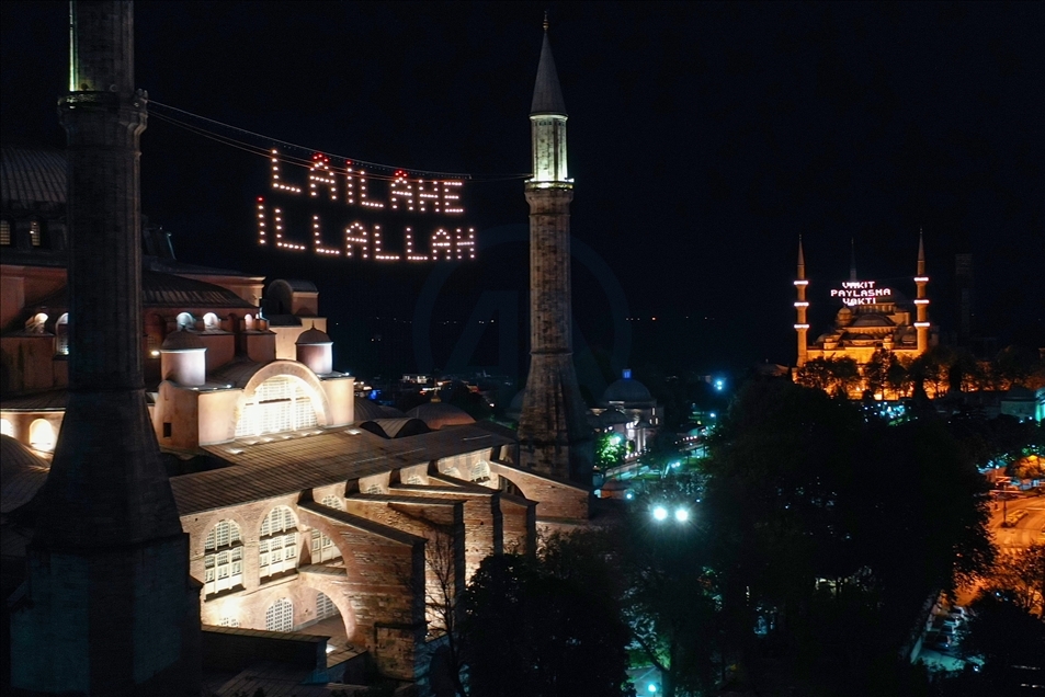 آذین‌بندی مسجد ایاصوفیه استانبول در شب قدر