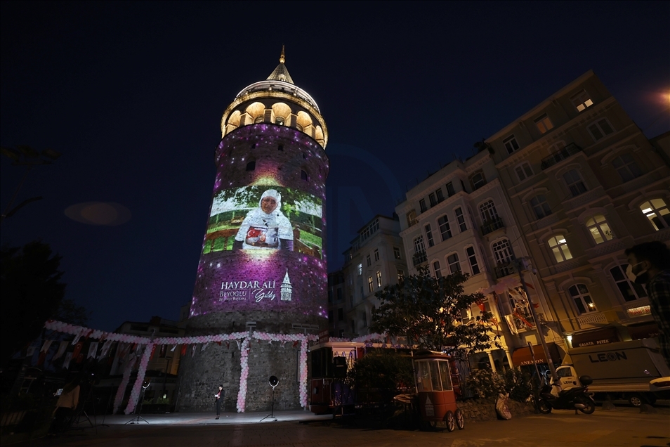 Anneler Günü, Galata Kulesi'ne yansıtılan fotoğraflarla kutlandı