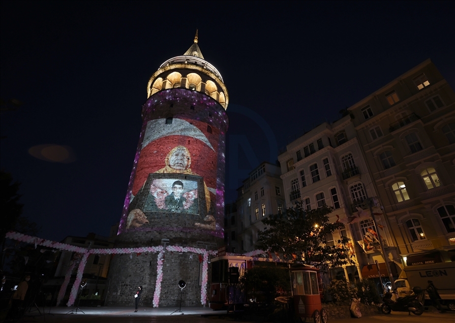Anneler Günü, Galata Kulesi'ne yansıtılan fotoğraflarla kutlandı
