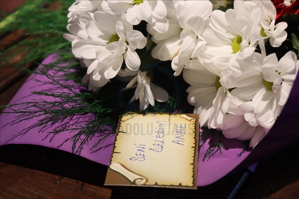 En güzel çiçekler "Seni çok özledim" notuyla annelere veriliyor