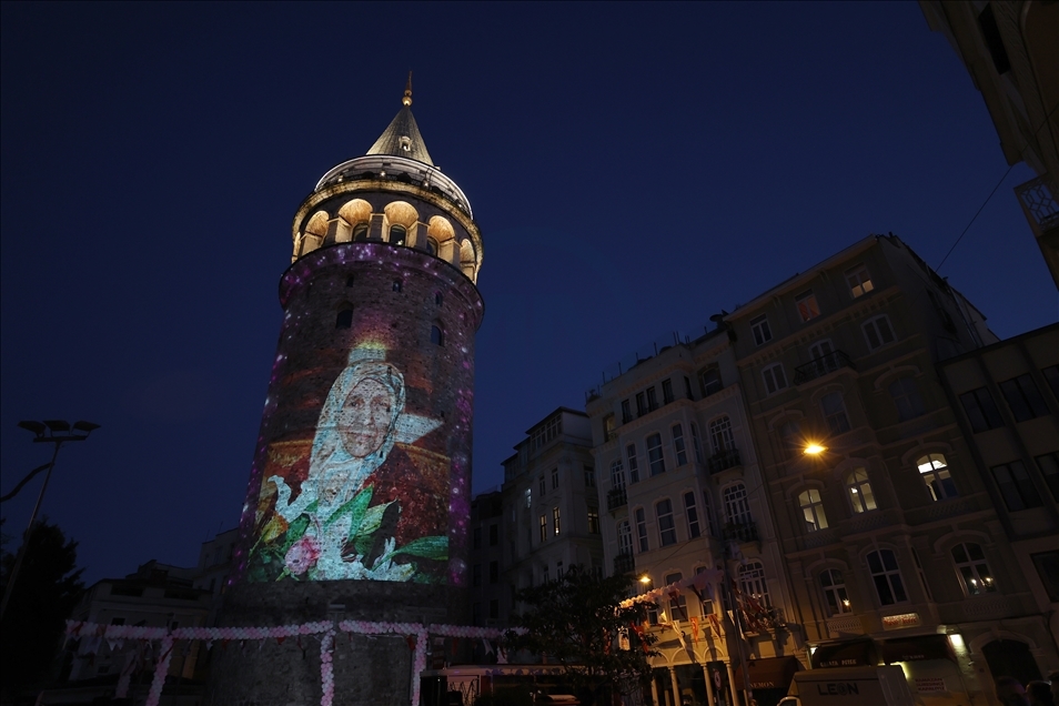 Anneler Günü, Galata Kulesi'ne yansıtılan fotoğraflarla kutlandı