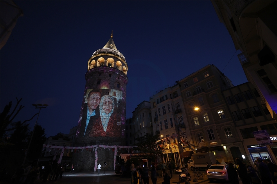 Anneler Günü, Galata Kulesi'ne yansıtılan fotoğraflarla kutlandı