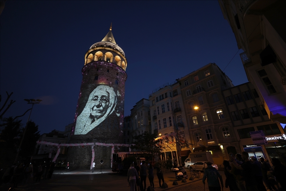 Anneler Günü, Galata Kulesi'ne yansıtılan fotoğraflarla kutlandı
