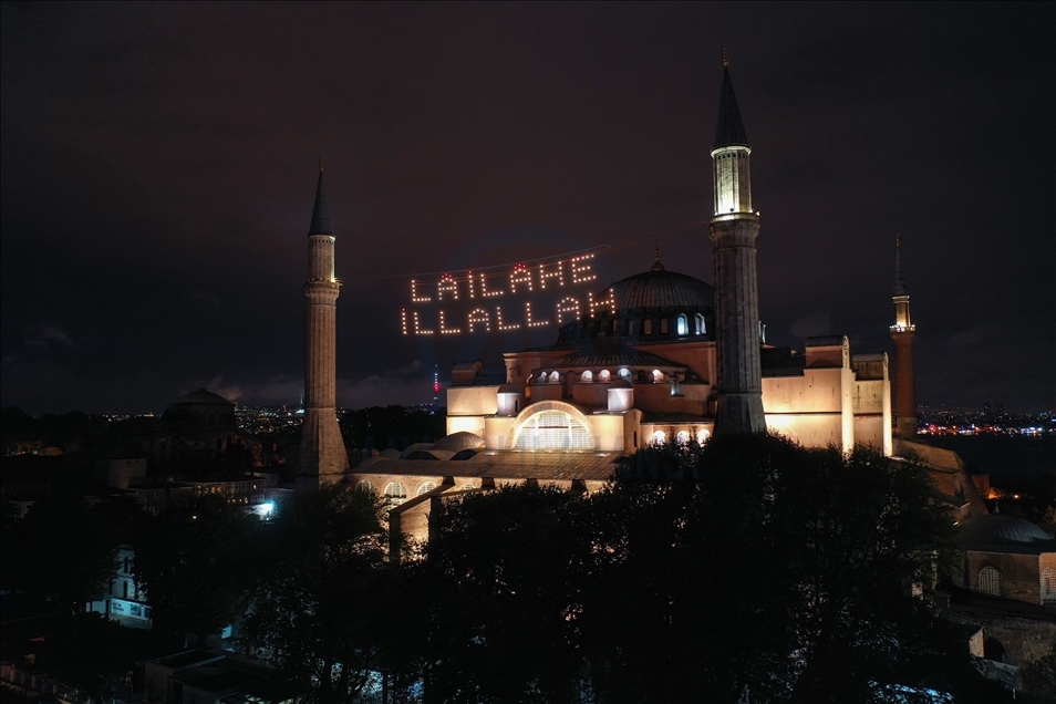 آذین‌بندی مسجد ایاصوفیه استانبول در شب قدر