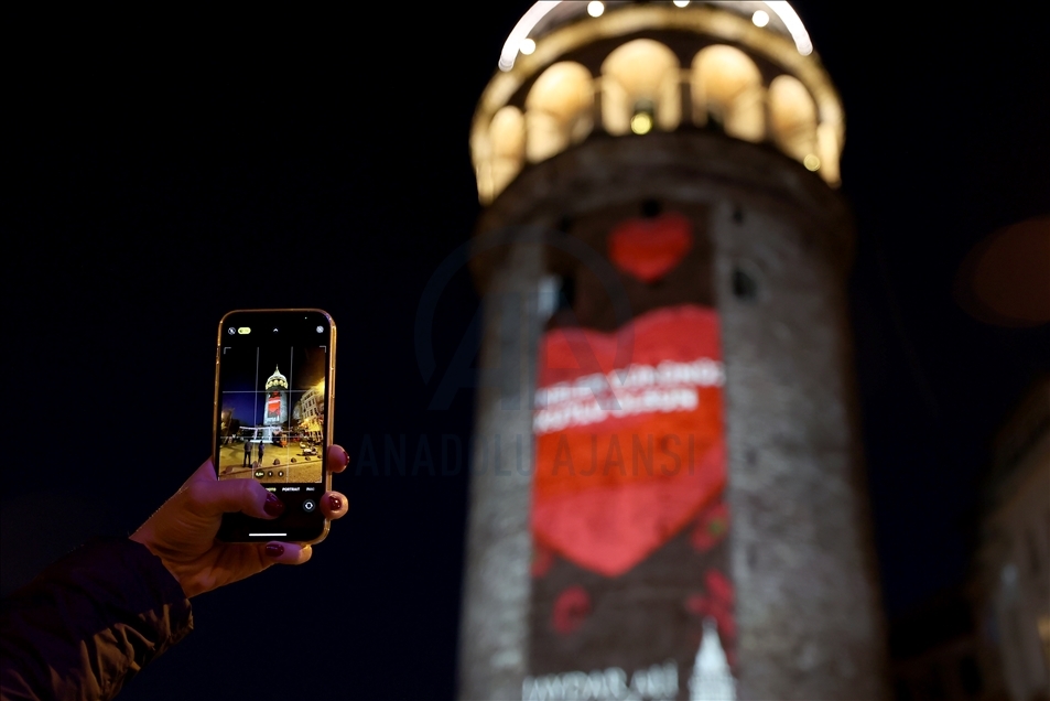 Anneler Günü, Galata Kulesi'ne yansıtılan fotoğraflarla kutlandı