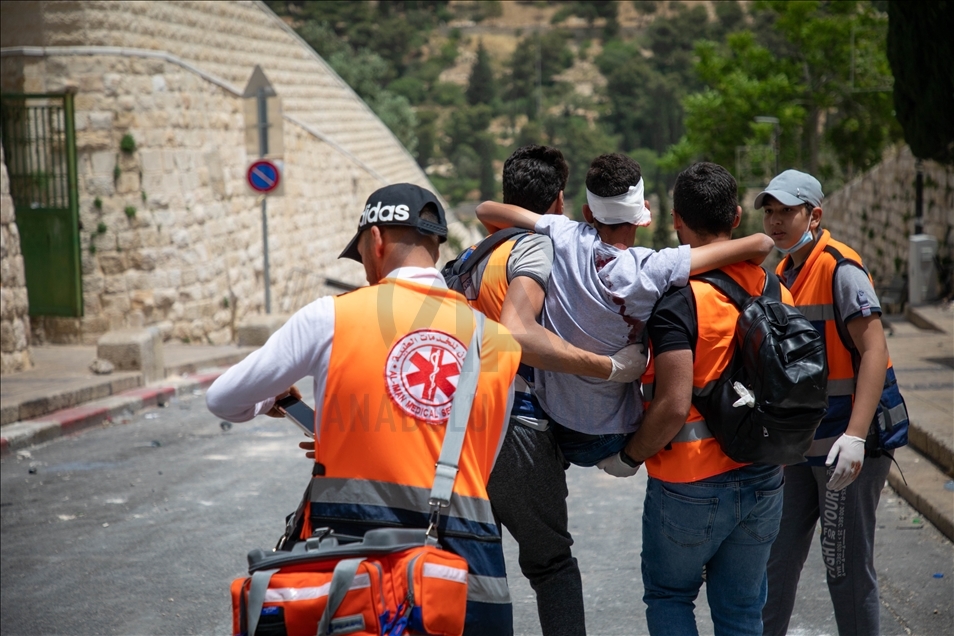 İsrail polisi, Mescid-i Aksa’da nöbet tutan Filistinlilere saldırdı