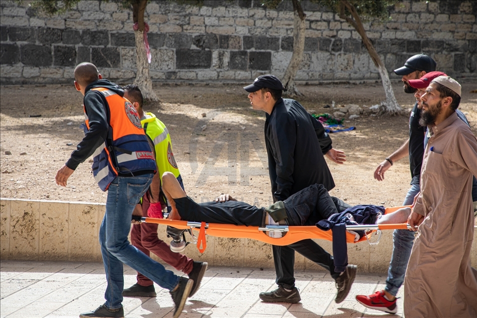 İsrail polisi, Mescid-i Aksa’da nöbet tutan Filistinlilere saldırdı