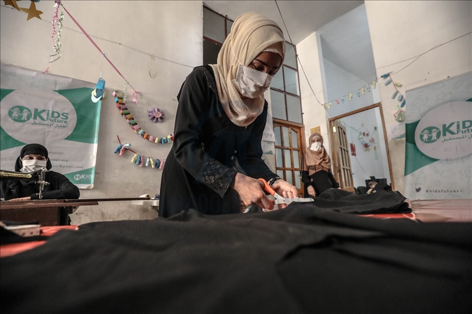 İdlibli gönüllü terzilerin onardığı ikinci el kıyafetler kamplara sığınan çocuklara bayramlık oluyor