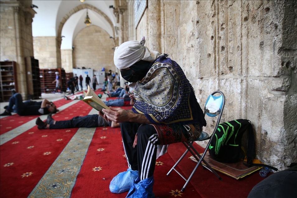 پۆلیسی ئیسرائیل هێرشی كرده سهر ئهو فهڵهستینییانهی له مزگهوتی ئهقسا ئێشكیان گرتبوو