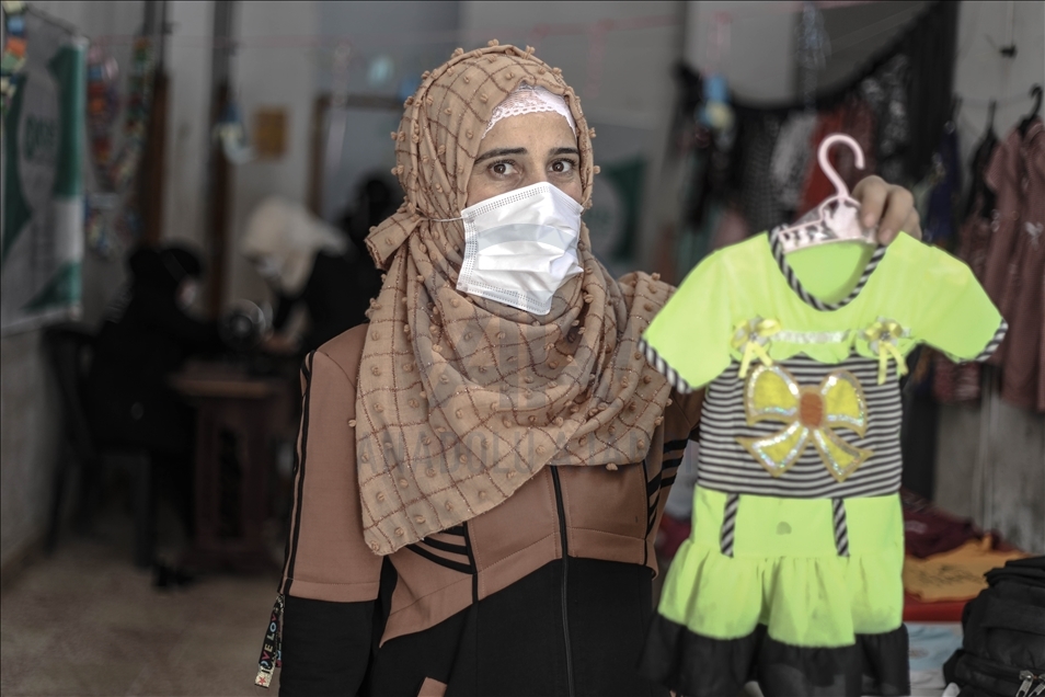 İdlibli gönüllü terzilerin onardığı ikinci el kıyafetler kamplara sığınan çocuklara bayramlık oluyor