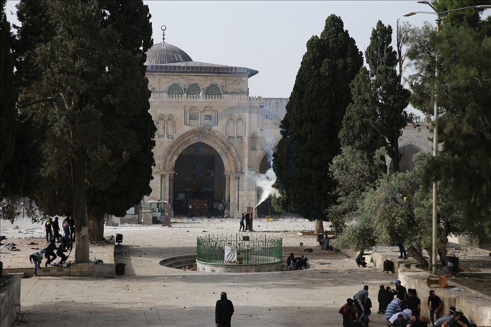 پۆلیسی ئیسرائیل هێرشی كرده سهر ئهو فهڵهستینییانهی له مزگهوتی ئهقسا ئێشكیان گرتبوو